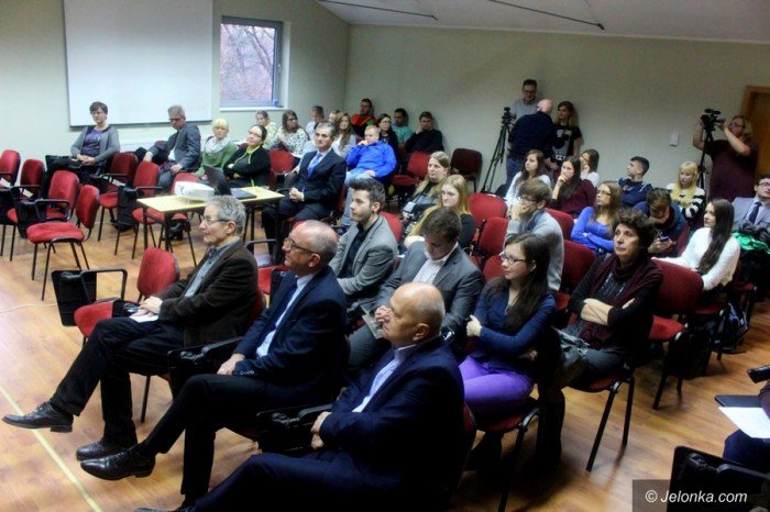 prezentowali-efekt-pracy-studentow-i-wykadowcow-foto-66417