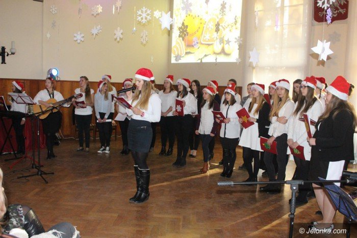 studenci-i-dzieci-wspolnie-spiewali-koledy-foto-66589