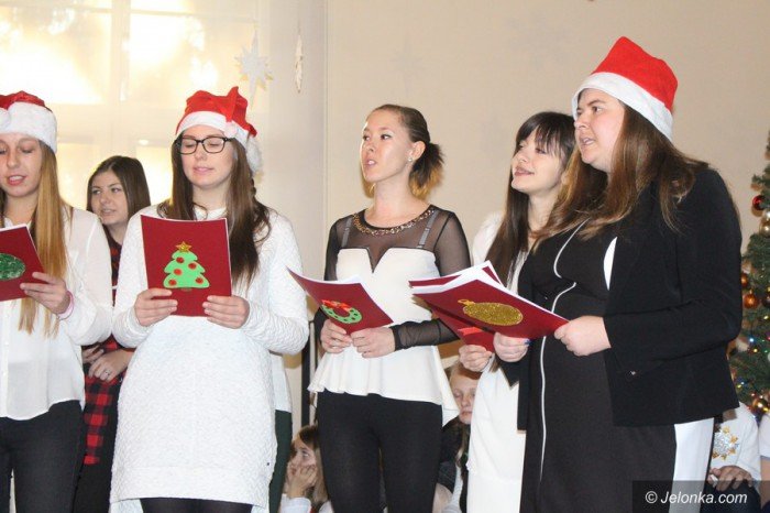studenci-i-dzieci-wspolnie-spiewali-koledy-foto-66589