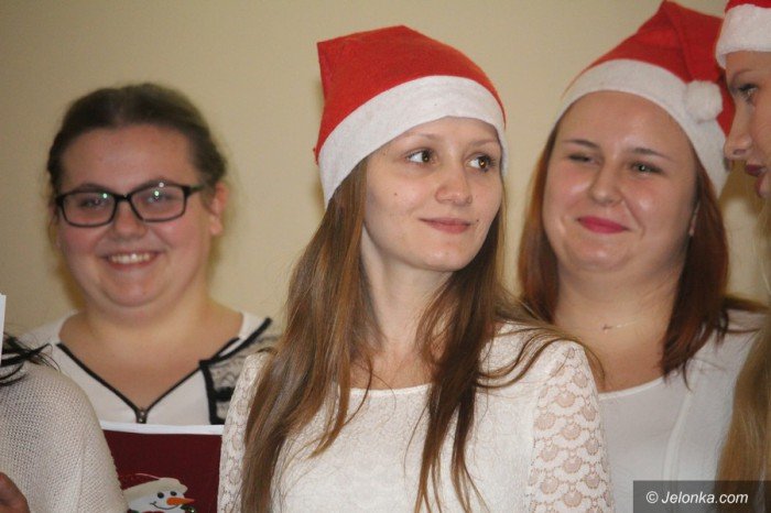 studenci-i-dzieci-wspolnie-spiewali-koledy-foto-66589