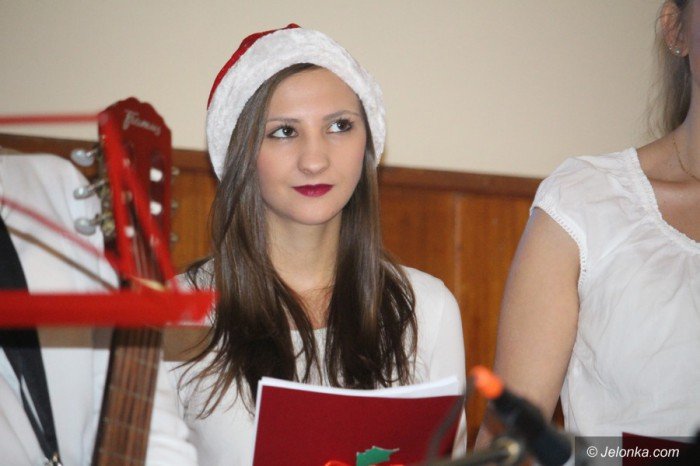 studenci-i-dzieci-wspolnie-spiewali-koledy-foto-66589