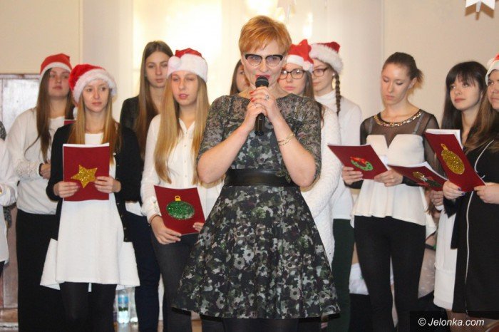studenci-i-dzieci-wspolnie-spiewali-koledy-foto-66589