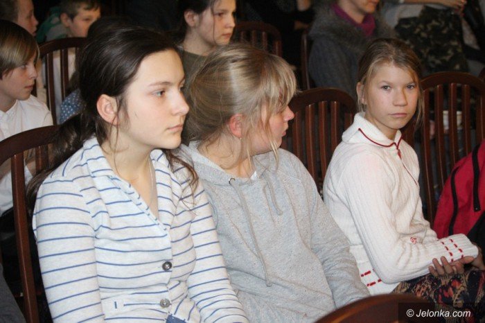 studenci-i-dzieci-wspolnie-spiewali-koledy-foto-66589