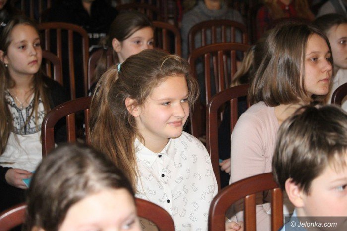 studenci-i-dzieci-wspolnie-spiewali-koledy-foto-66589