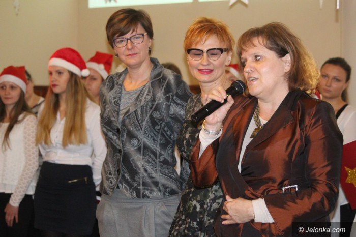studenci-i-dzieci-wspolnie-spiewali-koledy-foto-66589