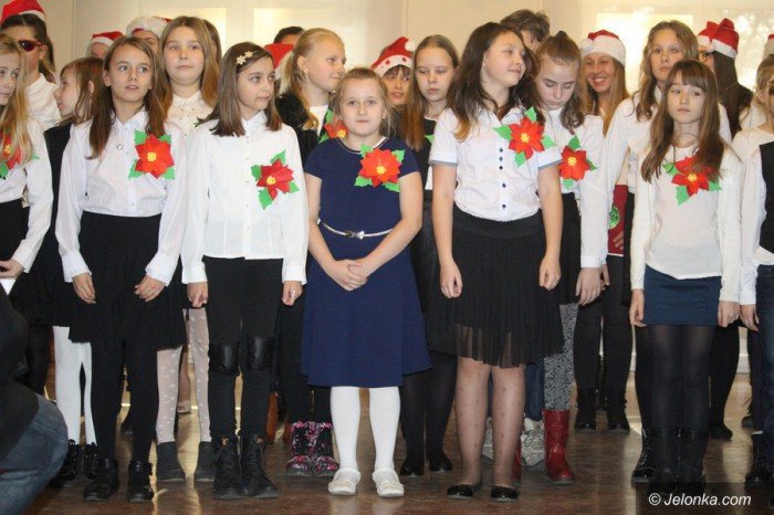 studenci-i-dzieci-wspolnie-spiewali-koledy-foto-66589