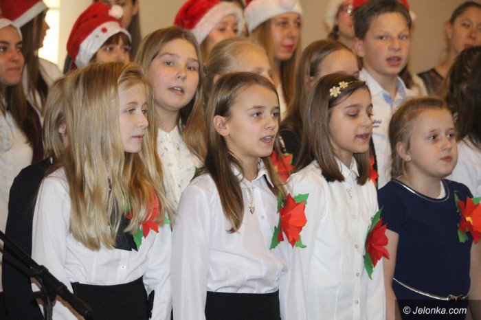 studenci-i-dzieci-wspolnie-spiewali-koledy-foto-66589