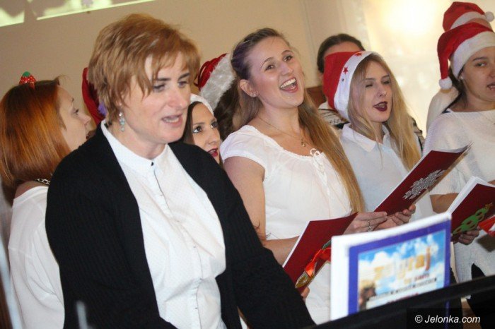 studenci-i-dzieci-wspolnie-spiewali-koledy-foto-66589