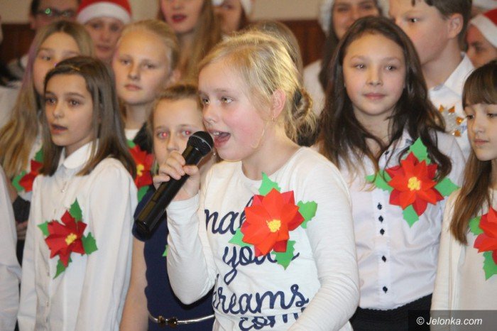 studenci-i-dzieci-wspolnie-spiewali-koledy-foto-66589