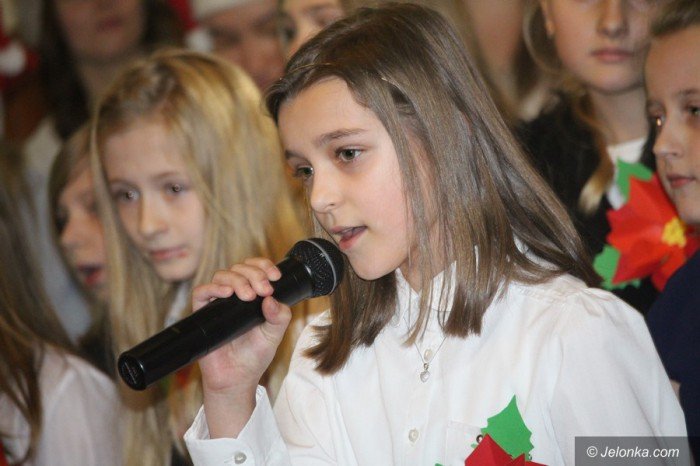 studenci-i-dzieci-wspolnie-spiewali-koledy-foto-66589