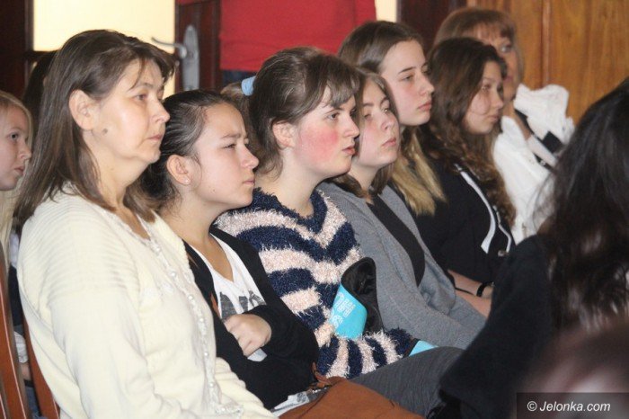 studenci-i-dzieci-wspolnie-spiewali-koledy-foto-66589