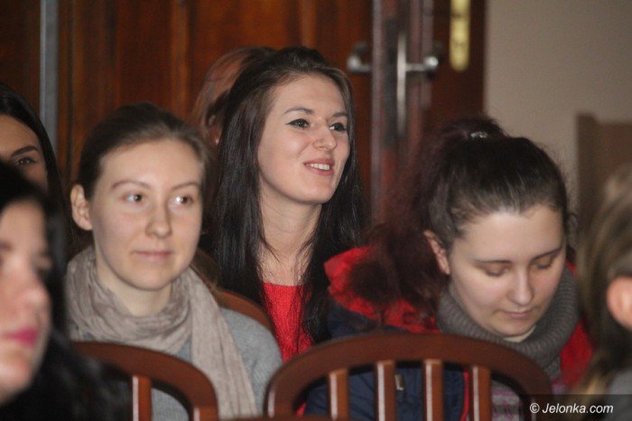 studenci-i-dzieci-wspolnie-spiewali-koledy-foto-66589