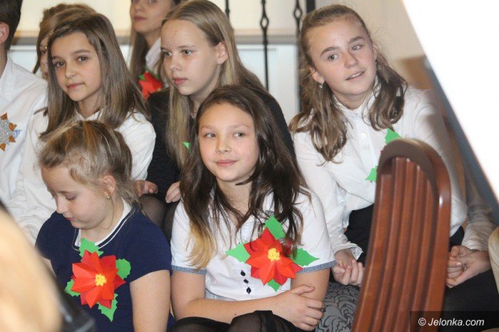 studenci-i-dzieci-wspolnie-spiewali-koledy-foto-66589