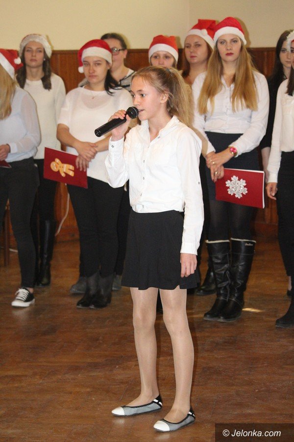 studenci-i-dzieci-wspolnie-spiewali-koledy-foto-66589