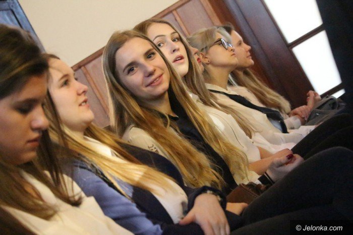 studenci-i-dzieci-wspolnie-spiewali-koledy-foto-66589