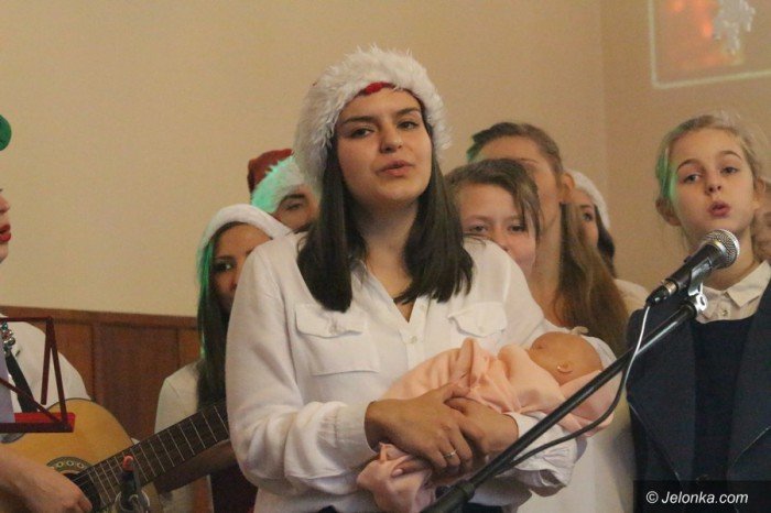 studenci-i-dzieci-wspolnie-spiewali-koledy-foto-66589