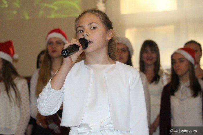 studenci-i-dzieci-wspolnie-spiewali-koledy-foto-66589
