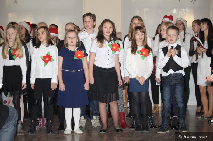 studenci-i-dzieci-wspolnie-spiewali-koledy-foto-66589