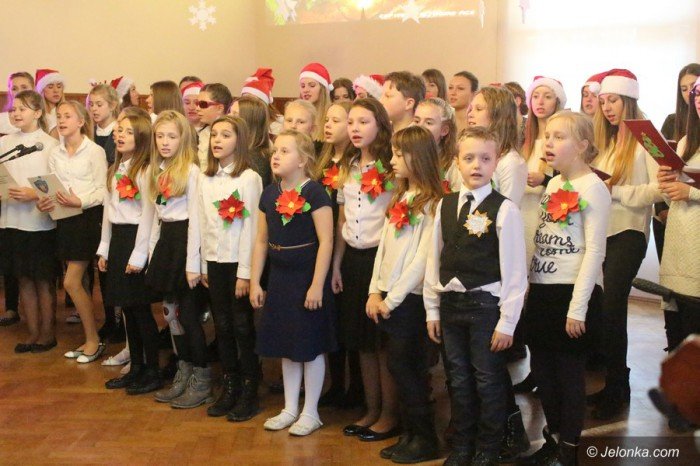 studenci-i-dzieci-wspolnie-spiewali-koledy-foto-66589