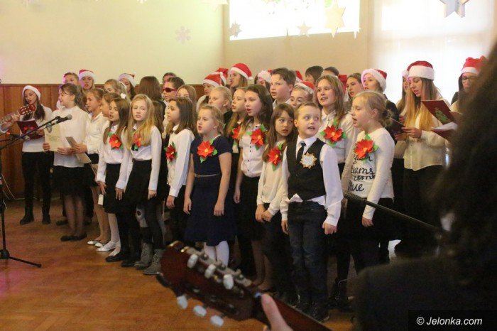 studenci-i-dzieci-wspolnie-spiewali-koledy-foto-66589