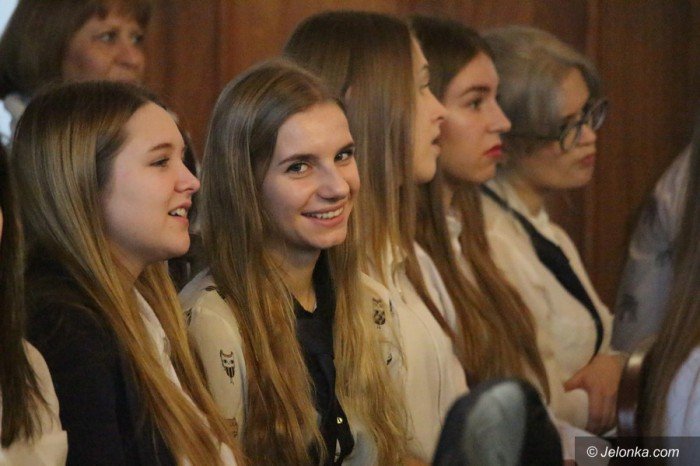 studenci-i-dzieci-wspolnie-spiewali-koledy-foto-66589