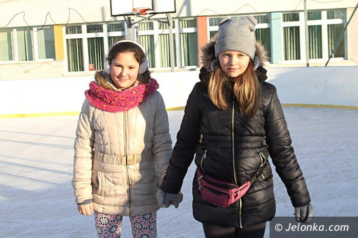 Amelia Mysłek i Wiktoria Wróblewska z Jeleniej Góry chwalą Białego Orlika przy Al. Jana Pawła II