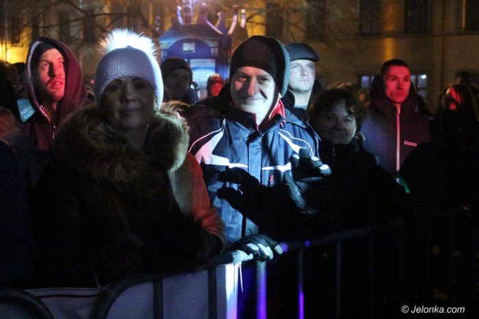 tak-jeleniogorzanie-witali-nowy-rok-pod-ratuszem-foto-66668