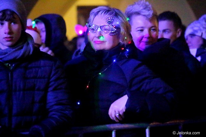 tak-jeleniogorzanie-witali-nowy-rok-pod-ratuszem-foto-66668