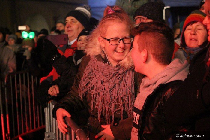 tak-jeleniogorzanie-witali-nowy-rok-pod-ratuszem-foto-66668