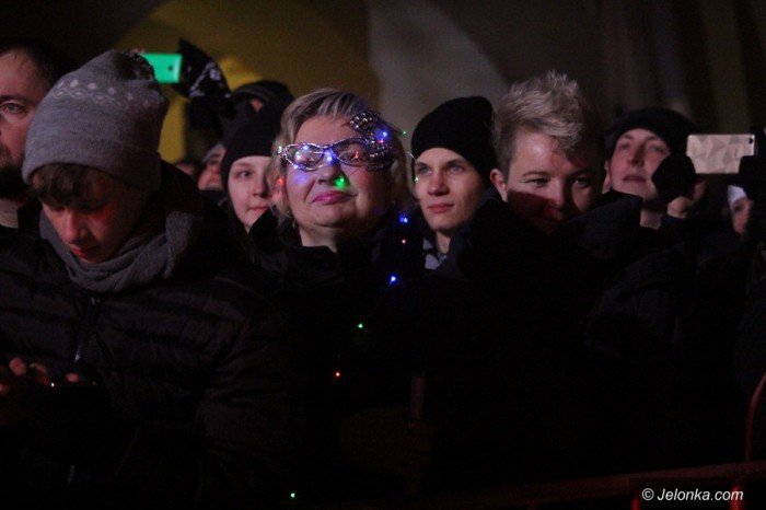 tak-jeleniogorzanie-witali-nowy-rok-pod-ratuszem-foto-66668