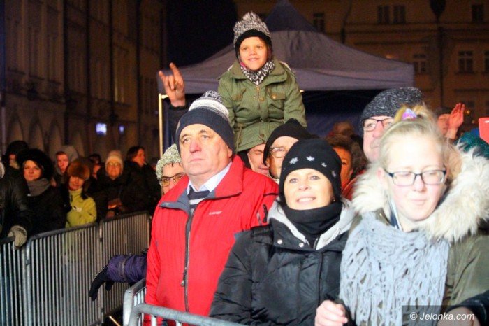 tak-jeleniogorzanie-witali-nowy-rok-pod-ratuszem-foto-66668