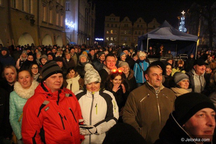 tak-jeleniogorzanie-witali-nowy-rok-pod-ratuszem-foto-66668