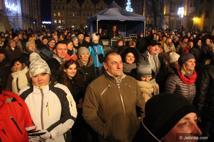 tak-jeleniogorzanie-witali-nowy-rok-pod-ratuszem-foto-66668