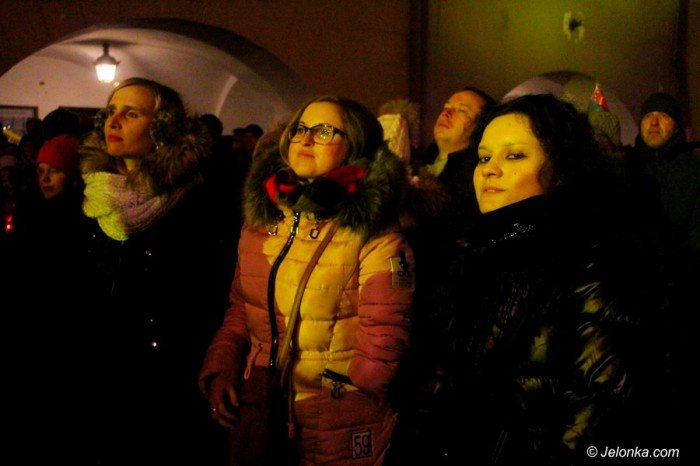 tak-jeleniogorzanie-witali-nowy-rok-pod-ratuszem-foto-66668