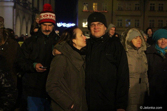 tak-jeleniogorzanie-witali-nowy-rok-pod-ratuszem-foto-66668