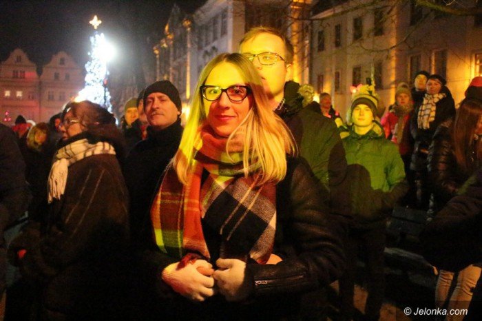 tak-jeleniogorzanie-witali-nowy-rok-pod-ratuszem-foto-66668