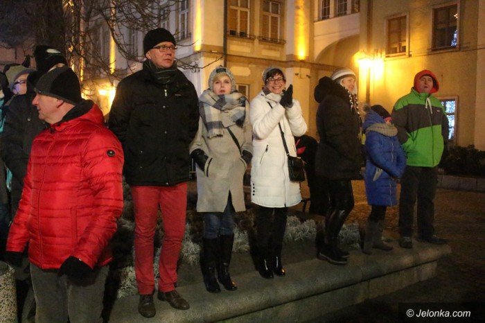 tak-jeleniogorzanie-witali-nowy-rok-pod-ratuszem-foto-66668