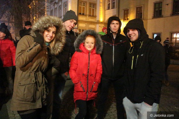 tak-jeleniogorzanie-witali-nowy-rok-pod-ratuszem-foto-66668