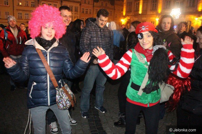 tak-jeleniogorzanie-witali-nowy-rok-pod-ratuszem-foto-66668