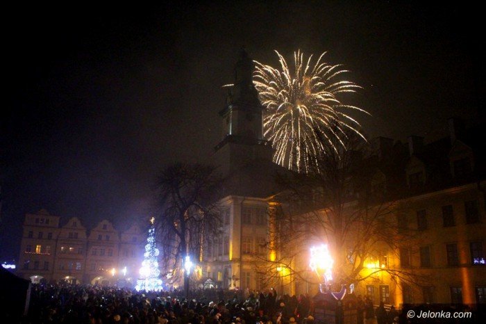 tak-jeleniogorzanie-witali-nowy-rok-pod-ratuszem-foto-66668