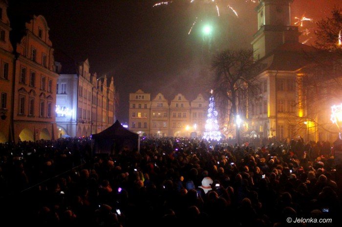 tak-jeleniogorzanie-witali-nowy-rok-pod-ratuszem-foto-66668
