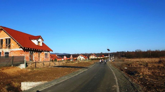 droga-z-nowoczesnym-oswietleniem-ale-do-poowy-foto-66703