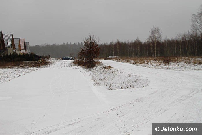 droga-z-nowoczesnym-oswietleniem-ale-do-poowy-foto-66703
