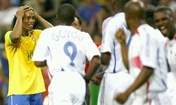 Brazylijscy komentatorzy za porażkę obarczają Ronaldinho: ich zdaniem ten piłkarz nie pokazał nic podczas meczu ćwierćfinałowego z Francją.