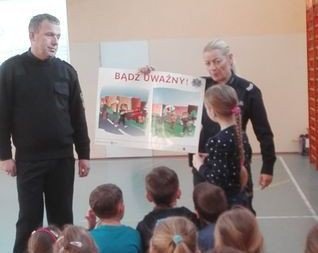 policjanci-z-dziecmi-o-bezpieczenstwie-foto-66959
