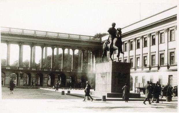 Pomnik Poniatowskiego przy Pałacu Saskim w Warszawie