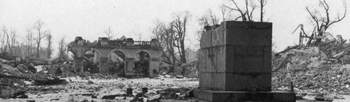 Cokół pomnika w 1945 roku