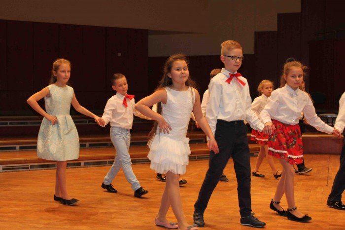 roztanczona-dwojka-na-koncercie-w-filharmonii-foto-66979
