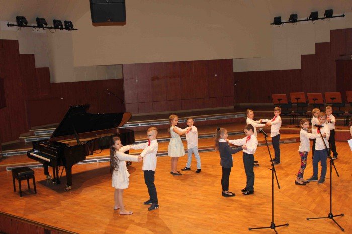 roztanczona-dwojka-na-koncercie-w-filharmonii-foto-66979