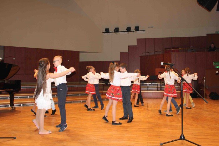 roztanczona-dwojka-na-koncercie-w-filharmonii-foto-66979